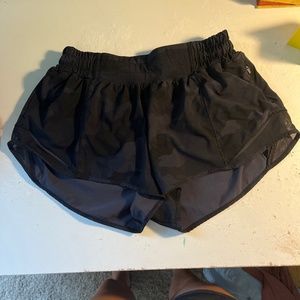 2.5 inch black camouflage lulu shorts